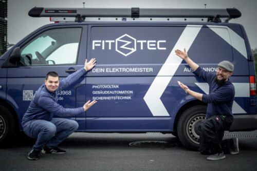 Seit der Gründung im Jahr 2022 ist Fitztec kontinuierlich gewachsen, heute können wir stolz sagen, dass wir ein Team von engagierten Mitarbeitern haben, die mit vollem Herzen bei der Arbeit sind. Unser gemeinsames Ziel ist es, unseren Kunden erstklassige Dienstleistungen in den Bereichen Elektrotechnik und Sicherheitstechnik anzubieten.
Als Elektromeister für Informations- und Sicherheitstechnik habe ich mich gemeinsam mit meinem Team auf professionelle und sichere Videoüberwachungssysteme spezialisiert. Wir verstehen die Bedeutung von Sicherheit im Umgang mit Strom und Energie sowie dem Schutz sensibler Daten, und wir setzen alles daran, Ihnen Lösungen anzubieten, die diesen Anforderungen gerecht werden.Bei Fitztec legen wir großen Wert auf eine kundenorientierte Projektabwicklung. Unser Team nimmt sich die Zeit, Ihre individuellen Anforderungen zu verstehen, und arbeitet eng mit Ihnen zusammen, um maßgeschneiderte Lösungen zu entwickeln, die genau auf Ihre Bedürfnisse zugeschnitten sind. Ein regelmäßiger Austausch während des gesamten Projektverlaufs ist für uns selbstverständlich, um sicherzustellen, dass Sie jederzeit über den Fortschritt informiert sind und Ihre Erwartungen übertroffen werden.
Kontaktieren Sie uns noch heute, um mehr über unsere Dienstleistungen zu erfahren und wie wir Ihnen helfen können, Ihr nächstes Projekt erfolgreich umzusetzen.