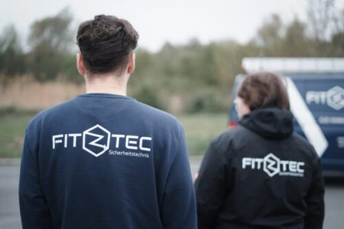 Wir bieten Ihnen eine umfassende Palette an Lösungen, die auf Ihre spezifischen Anforderungen zugeschnitten sind.
In einer Welt, die immer komplexer und riskanter wird, ist es wichtiger denn je, sich und sein Eigentum zu schützen. Einbrüche, Vandalismus und andere Bedrohungen können schwerwiegende finanzielle und emotionale Folgen haben.
Mit unserer umfassenden Palette an Sicherheitslösungen können Sie diese Risiken minimieren und ein Höchstmaß an Sicherheit für Ihr Zuhause oder Ihr Unternehmen gewährleisten.Ob Einbruchmeldetechnik, Videotechnik oder andere Sicherheitsmaßnahmen – bei uns erhalten Sie alles aus einer Hand. Unsere erfahrenen Mitarbeiter beraten Sie umfassend und entwickeln ein individuelles Sicherheitskonzept, das genau auf Ihre Bedürfnisse abgestimmt ist.
Vertrauen Sie auf unsere hochwertigen Produkte namhafter Hersteller und unsere fachgerechte Installation und Wartung Ihrer Sicherheitstechnik. Mit unseren innovativen Lösungen behalten Sie stets den Überblick und können im Ernstfall schnell und effektiv reagieren.
Sichern Sie sich noch heute und schützen Sie sich vor unliebsamen Überraschungen – mit Fitztec, Ihrem Partner für Sicherheitstechnik!